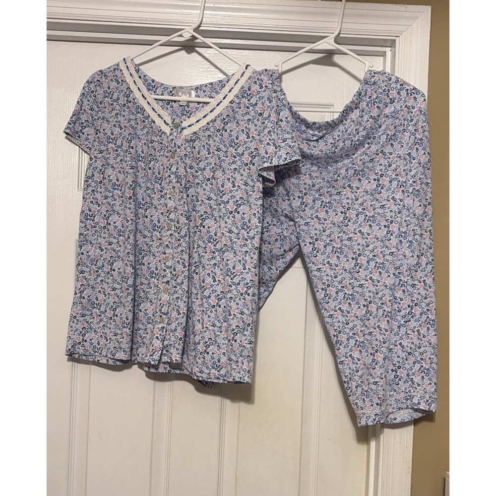 Secret Treasures Short Sleeve Pajama Set Women's Size Small Blue Floral Capri PJ
